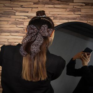 گیره مو زنانه پارچه‌ای طرح پلنگی با تزیین پاپیون